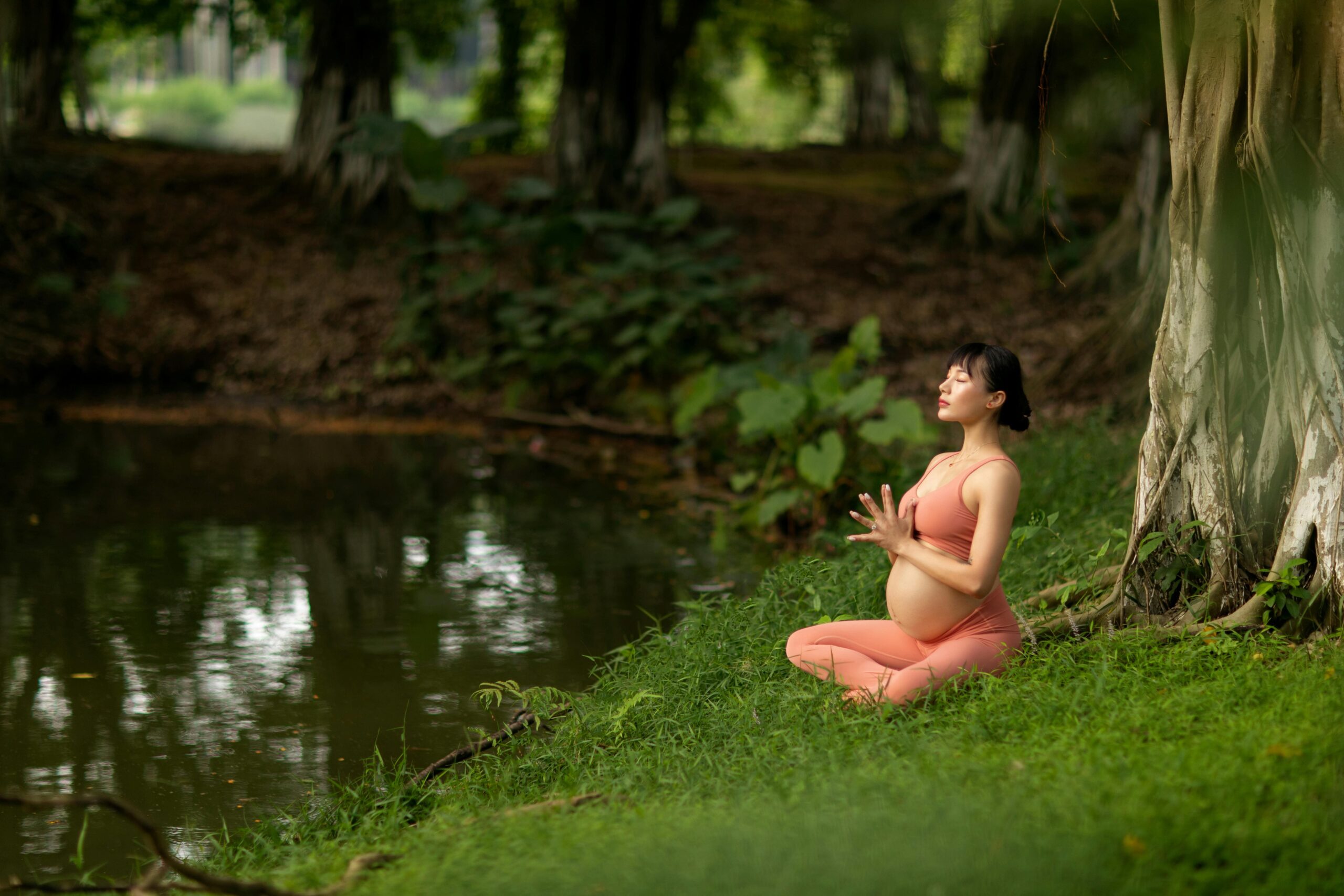 Yoga prénatal et postnatal : bien-être pendant et après grossesse